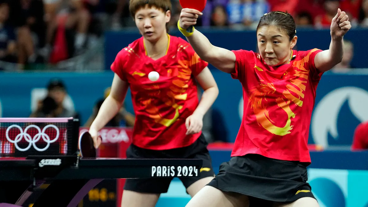 巴黎奧運會上,中國乒乓球女將陳夢(右)擊敗隊友孫穎莎獲得女單金牌,這本來應是一個極具重大的榮耀,但卻讓陳夢陷入了一場很大的輿論爭議。(美聯社) 巴黎奧運會上,中國乒乓球女將陳夢(右)擊敗隊友孫穎莎獲得女單金牌,這本來應是一個極具重大的榮耀,但卻讓陳夢陷入了一場很大的輿論爭議。(美聯社)