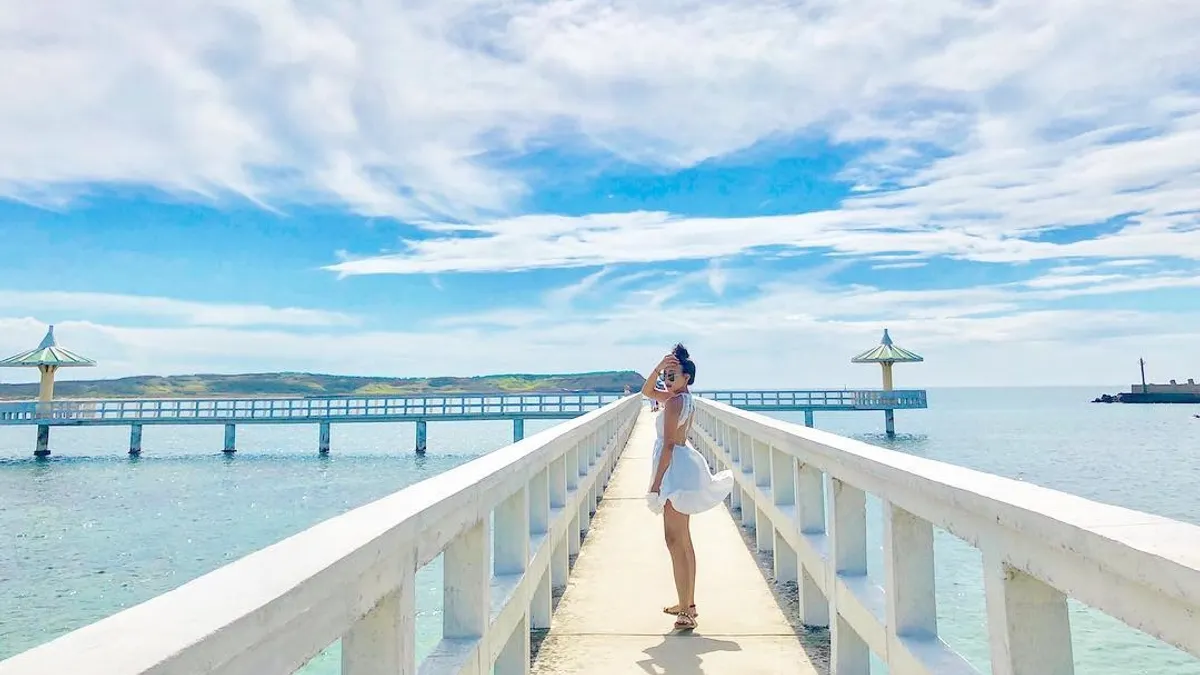 澎湖近來新添不少拍照景點,竹灣村關帝廟附近的「小池角雙曲橋」便是其中之一(圖/Instagram@ nianyun_0705,台灣旅行小幫手提供) 澎湖近來新添不少拍照景點,竹灣村關帝廟附近的「小池角雙曲橋」便是其中之一(圖/Instagram@ nianyun_0705,台灣旅行小幫手提供)