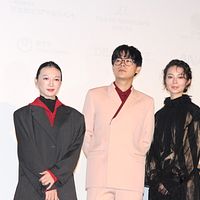 日台合作映画『雨の中の情欲』の上映会。俳優の李杏(左から)、成田凌、中村映里子が上映後のイベントに出席。(黄信維撮影) 日台合作映画『雨の中の情欲』の上映会。俳優の李杏(左から)、成田凌、中村映里子が上映後のイベントに出席。(黄信維撮影)