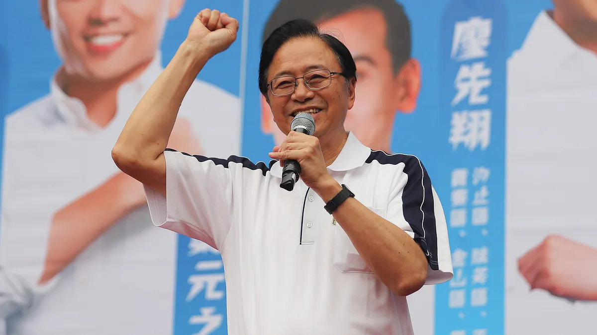 鳳凰颱風來襲,桃園市長張善政宣布明日停班停課。(資料照,陳品佑攝) 鳳凰颱風來襲,桃園市長張善政宣布明日停班停課。(資料照,陳品佑攝)