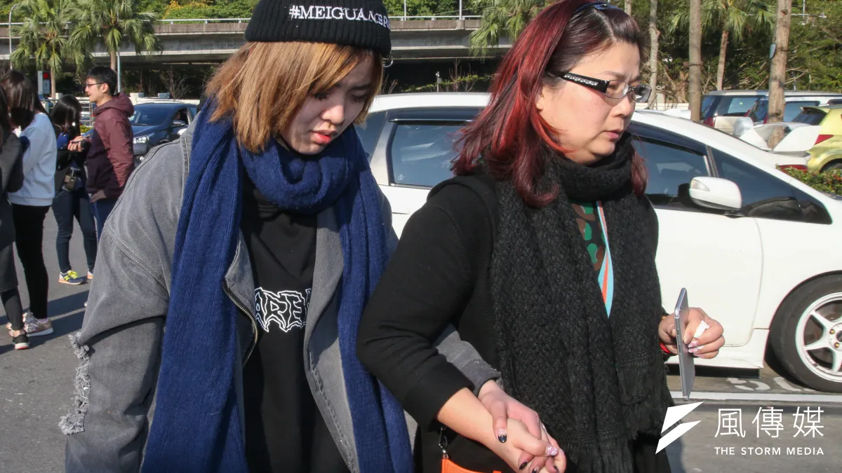 賞櫻團國道車禍罹難者家屬(右起)司機姊姊康麗玲.左為司機女兒康宜甄(陳明仁攝)