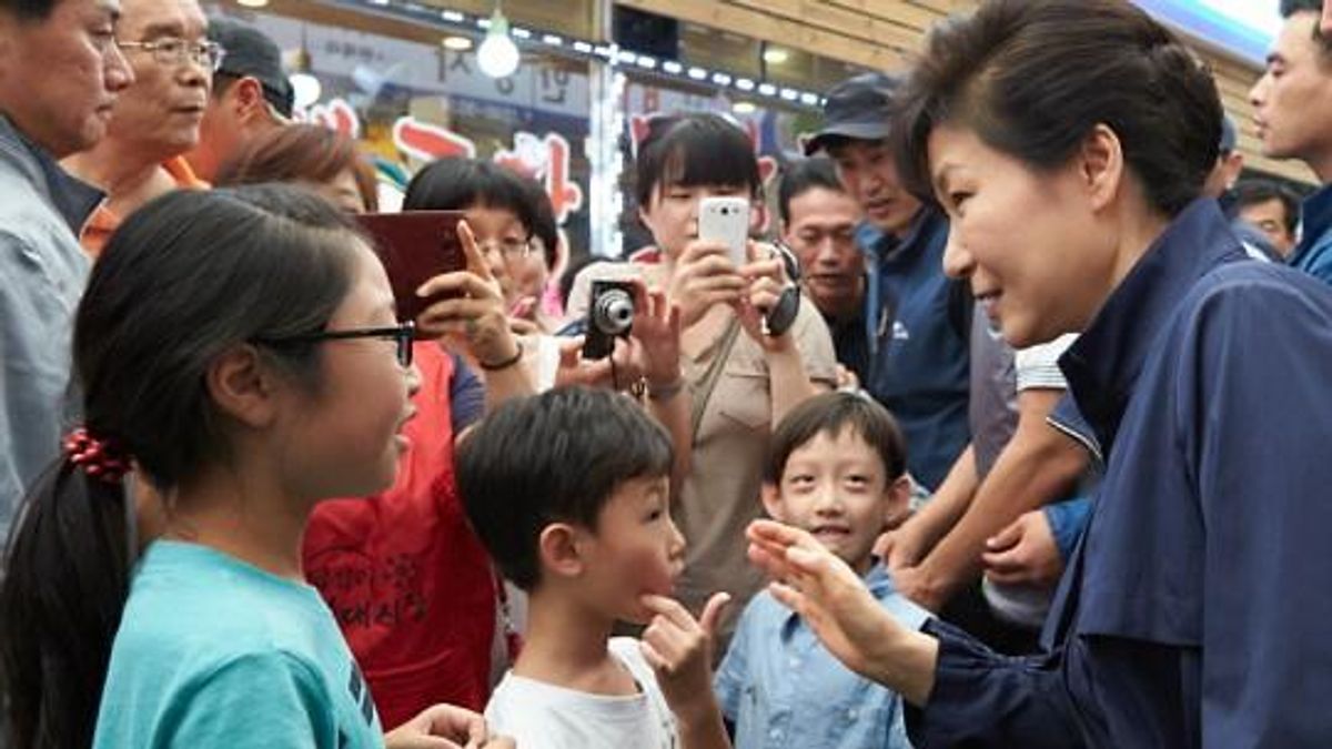 朴槿惠14日視察東大門的消費情況。 朴槿惠14日視察東大門的消費情況。