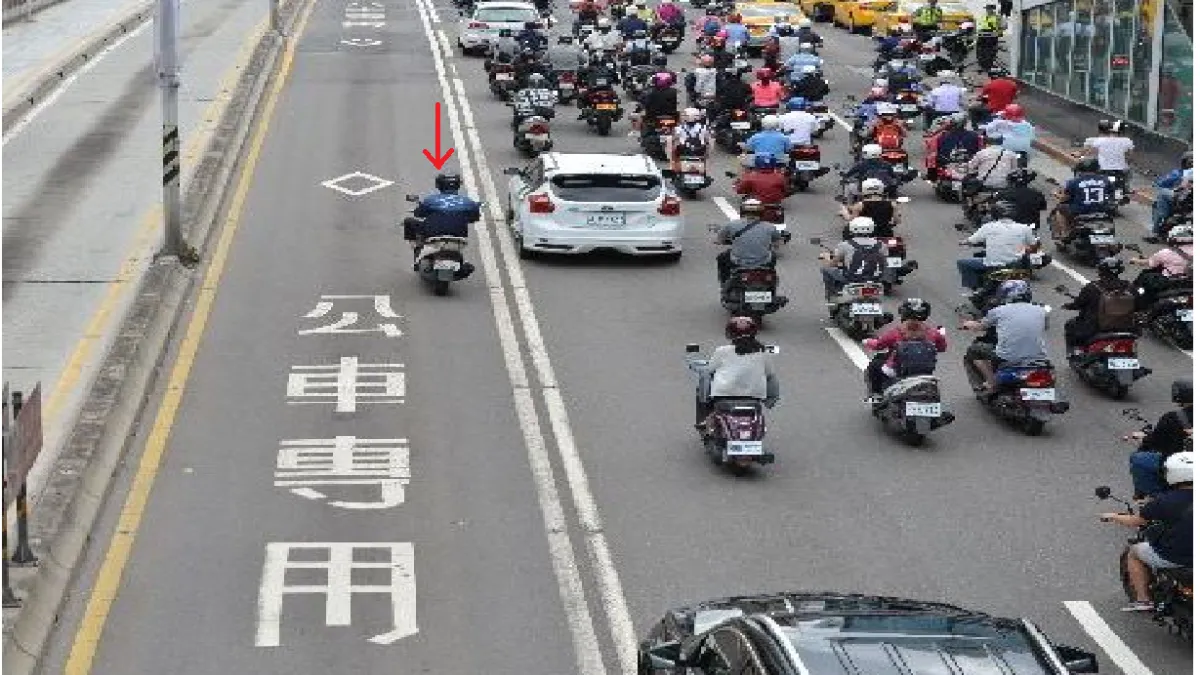 台北市警察局今(24)日起加強取締違規行駛公車專用道,違者將處以600元至1,800元罰鍰。(台北市政府警察局交通警察大隊提供)