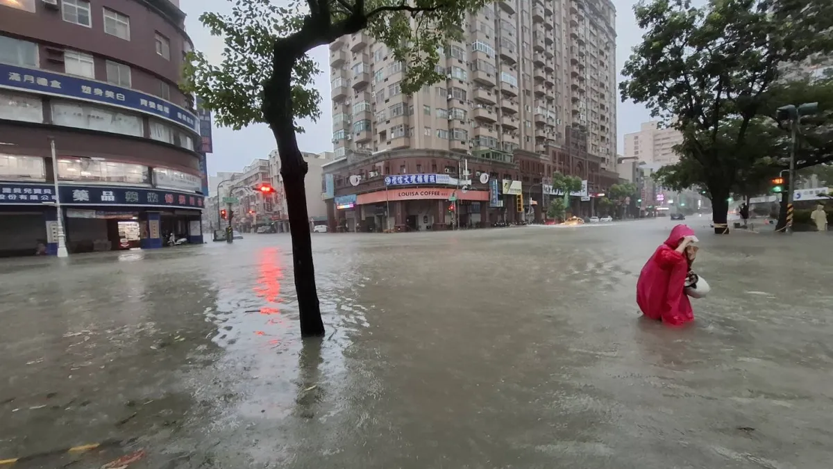 凱米颱風來襲,高雄市市區都淹大水。(讀者提供)