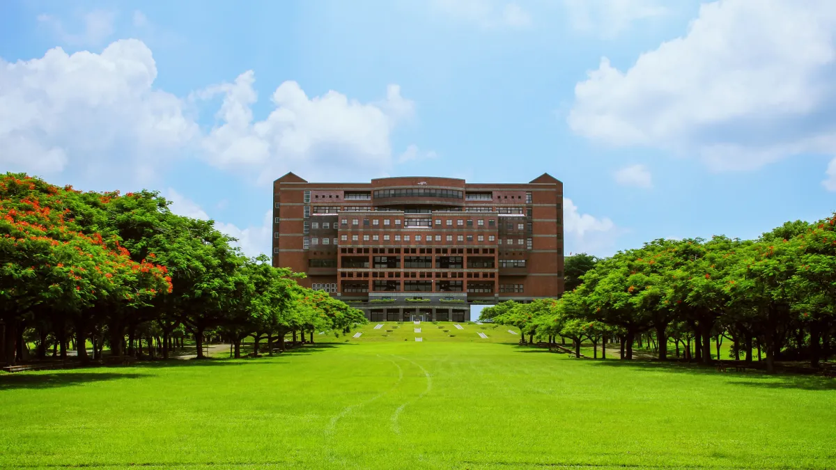 位在民雄的中正大學,不僅是偶像劇的拍攝場景,附近更有許多美食。(圖/安比小姐@flickr)