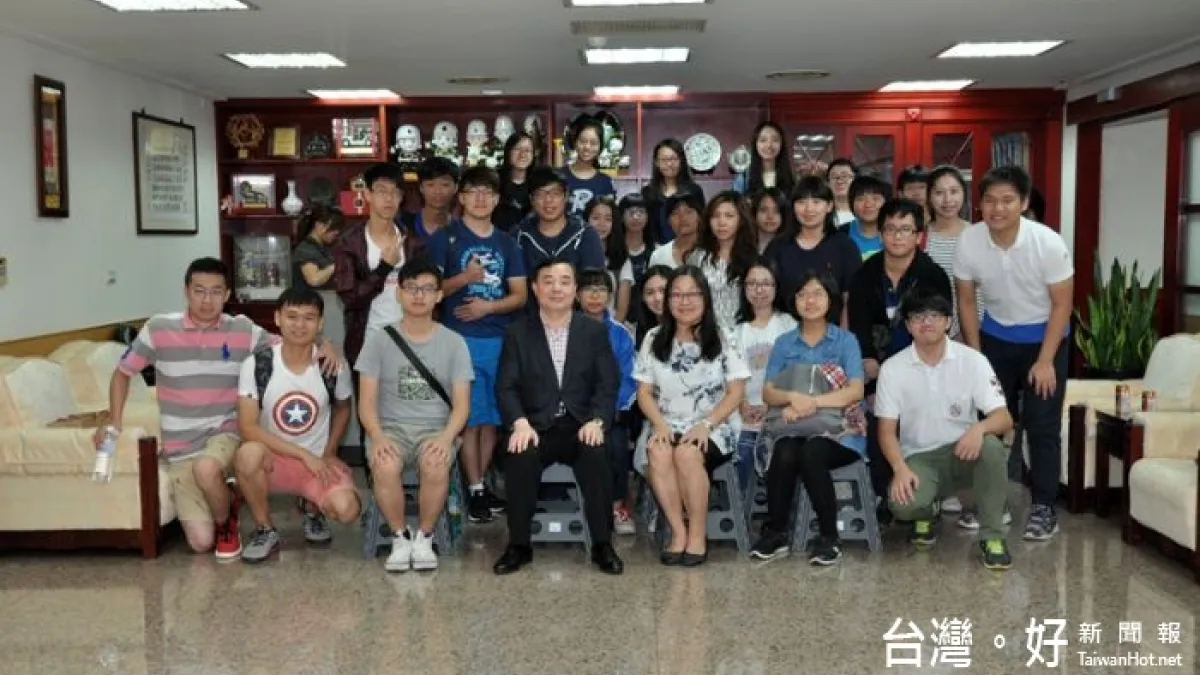 中原大學師生訪桃市議會 議長邱奕勝熱情歡迎學弟妹
