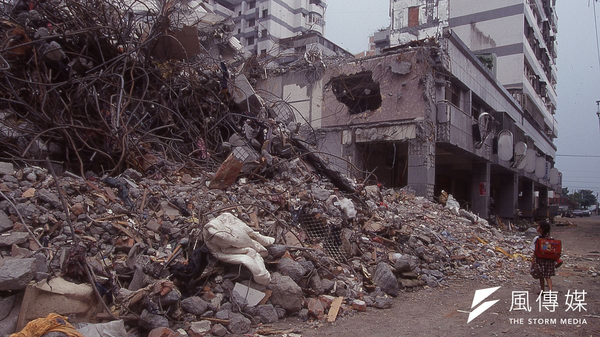 九二一大地震後,災區內充滿建築物倒塌,滿目瘡痍的景象。(新新聞資料照) 九二一大地震後,災區內充滿建築物倒塌,滿目瘡痍的景象。(新新聞資料照)