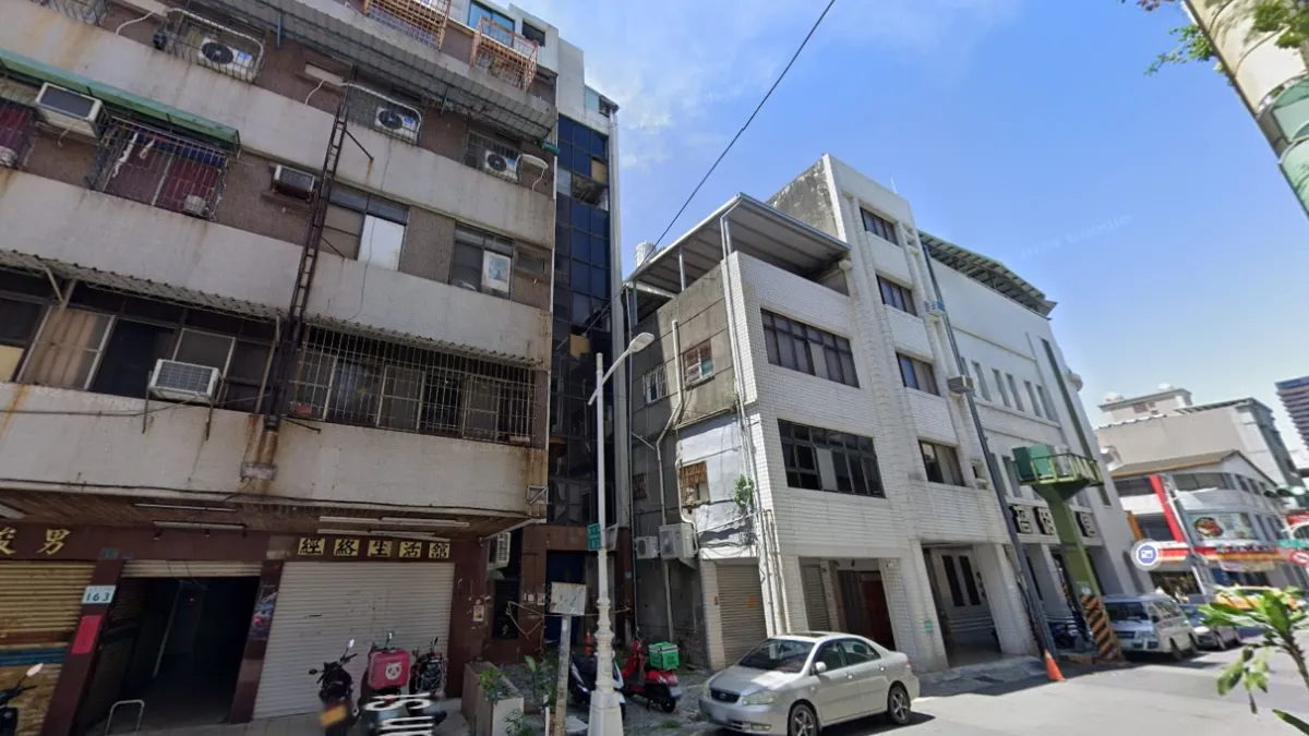 高雄市鹽埕區一處8樓華廈進入第6次法拍。(圖/翻攝自Google Maps)