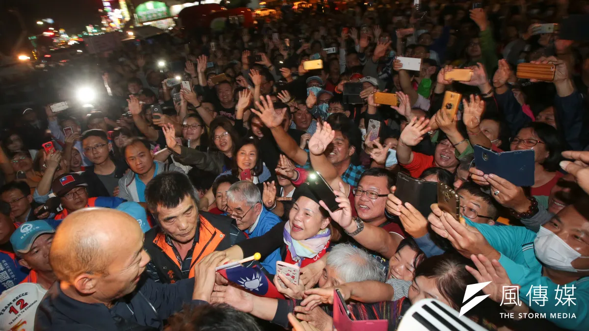 20181225-高雄市長韓國瑜25日晚間與果菜公司攤商座談,座談前韓國瑜向在外守候已久的民眾道謝致意。(顏麟宇攝)