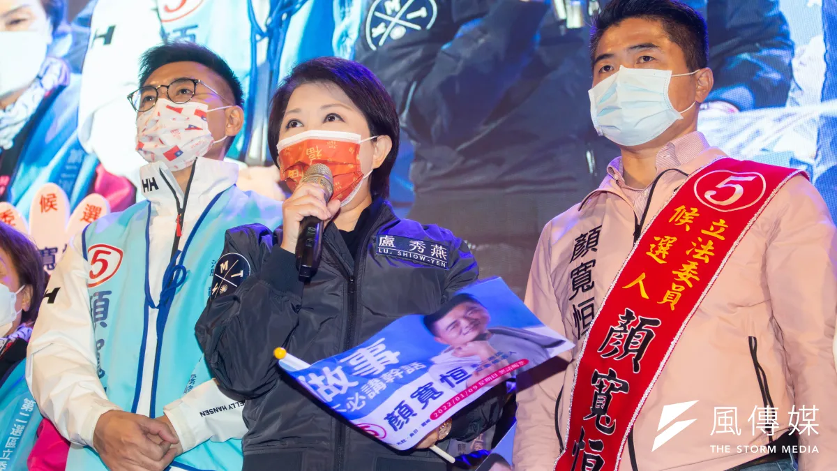 在地經營30年的顏家竟輸給空降的綠營對手林靜儀,對台中市長盧秀燕(圖中)連任也是一大警訊。(資料照,蔡親傑攝)