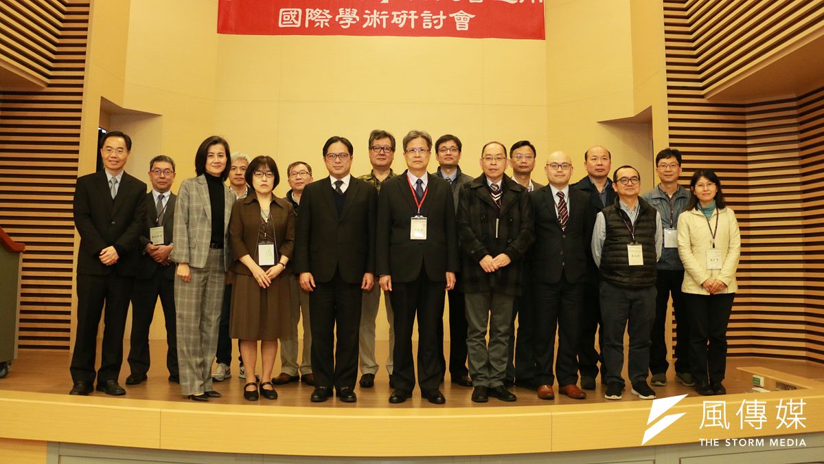 新北市副市長吳明機(前排左四)、文化局副局長于玟(前排左二)、新北市立圖書館館長王錦華(前排左一)與出席《臺北州檔案》首度國際研討會專家學者合影 。 (圖/李梅瑛攝) 新北市副市長吳明機(前排左四)、文化局副局長于玟(前排左二)、新北市立圖書館館長王錦華(前排左一)與出席《臺北州檔案》首度國際研討會專家學者合影 。 (圖/李梅瑛攝)