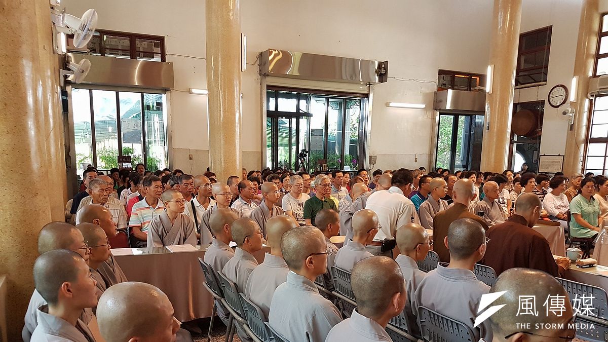 《宗教團體法》草案引發部分宗教界反彈後,由屏東千華寺法藏法師等佛教界人士,目前在網路上發動連署,主張內政部版《宗教團體法》侵害憲法保障宗教自由,並在全台舉辦多場研討會。圖為南投場研討會。(資料照,取自宗教團體法研討會活動臉書) 《宗教團體法》草案引發部分宗教界反彈後,由屏東千華寺法藏法師等佛教界人士,目前在網路上發動連署,主張內政部版《宗教團體法》侵害憲法保障宗教自由,並在全台舉辦多場研討會。圖為南投場研討會。(資料照,取自宗教團體法研討會活動臉書)