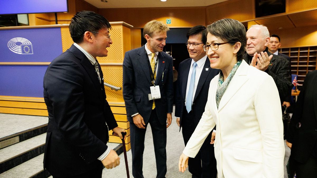 陪蕭美琴訪歐仍心繫「台灣豬」 林佳龍迫不及待想回國點這組套餐