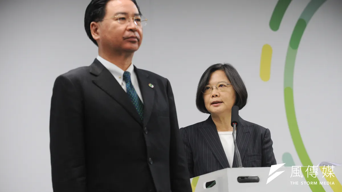 吳釗燮(左)任國安會祕書長時,頻頻成為總統蔡英文身旁的「人形立牌」。(資料照,林俊耀攝)