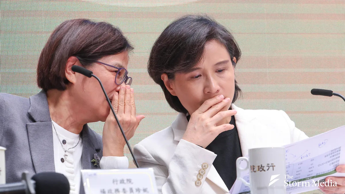Executive Yuan Vice Premier Cheng Li-chun (right) and Political Commissar Yang Chen-ni (left) attend the a press conference on tariff negotiations between Taiwan and the U.S. (Photo / Yan Lin-yu)
