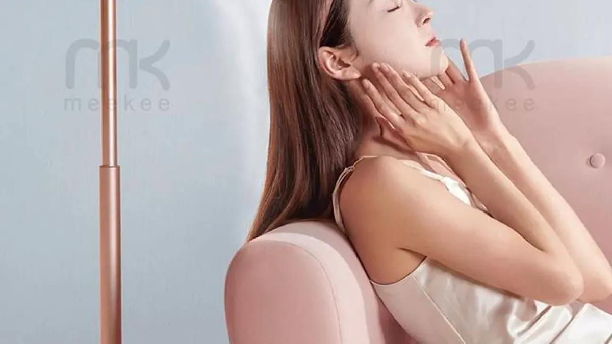 「立式吹風機」主打解放雙手,讓人躺著也能吹頭髮。(圖/取自覓奇生活) 「立式吹風機」主打解放雙手,讓人躺著也能吹頭髮。(圖/取自覓奇生活)