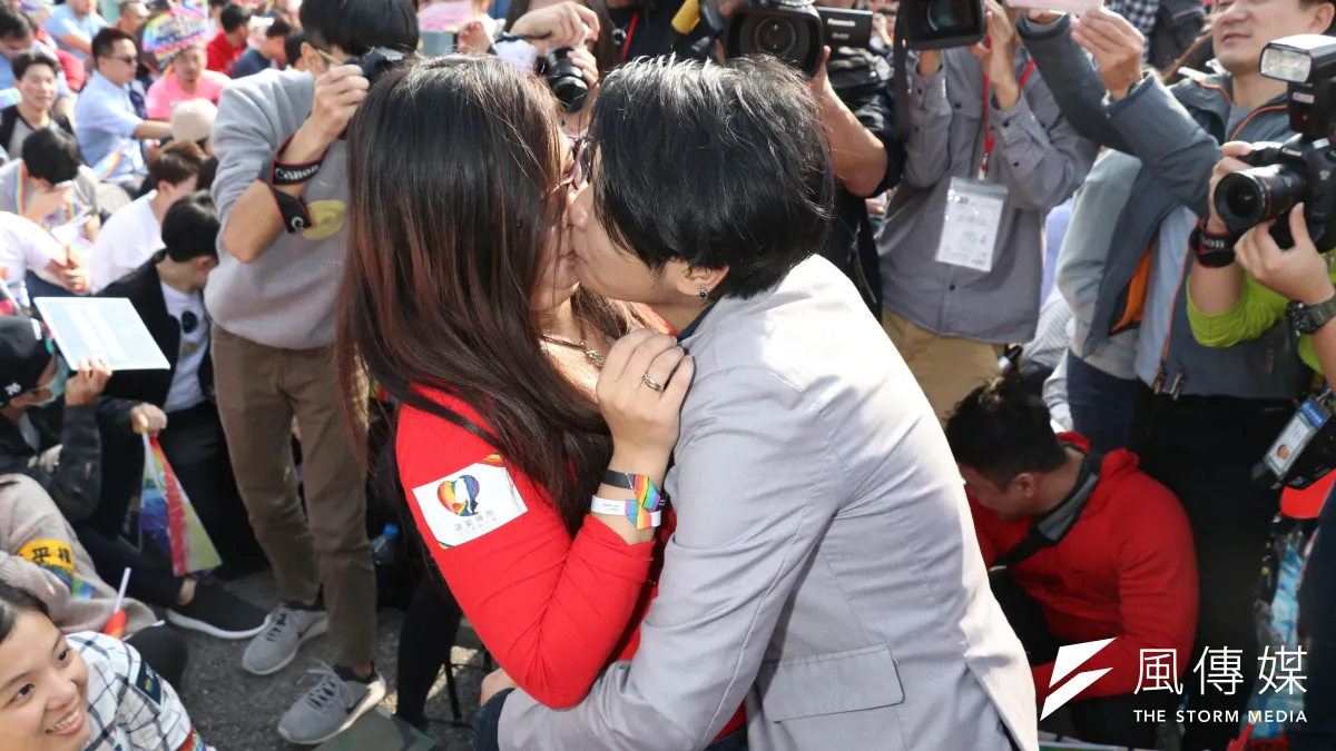 「相挺為平權、全民撐同志」婚姻平權活動12月10日世界人權日登場,有情侶現場求婚(蘇仲泓攝)