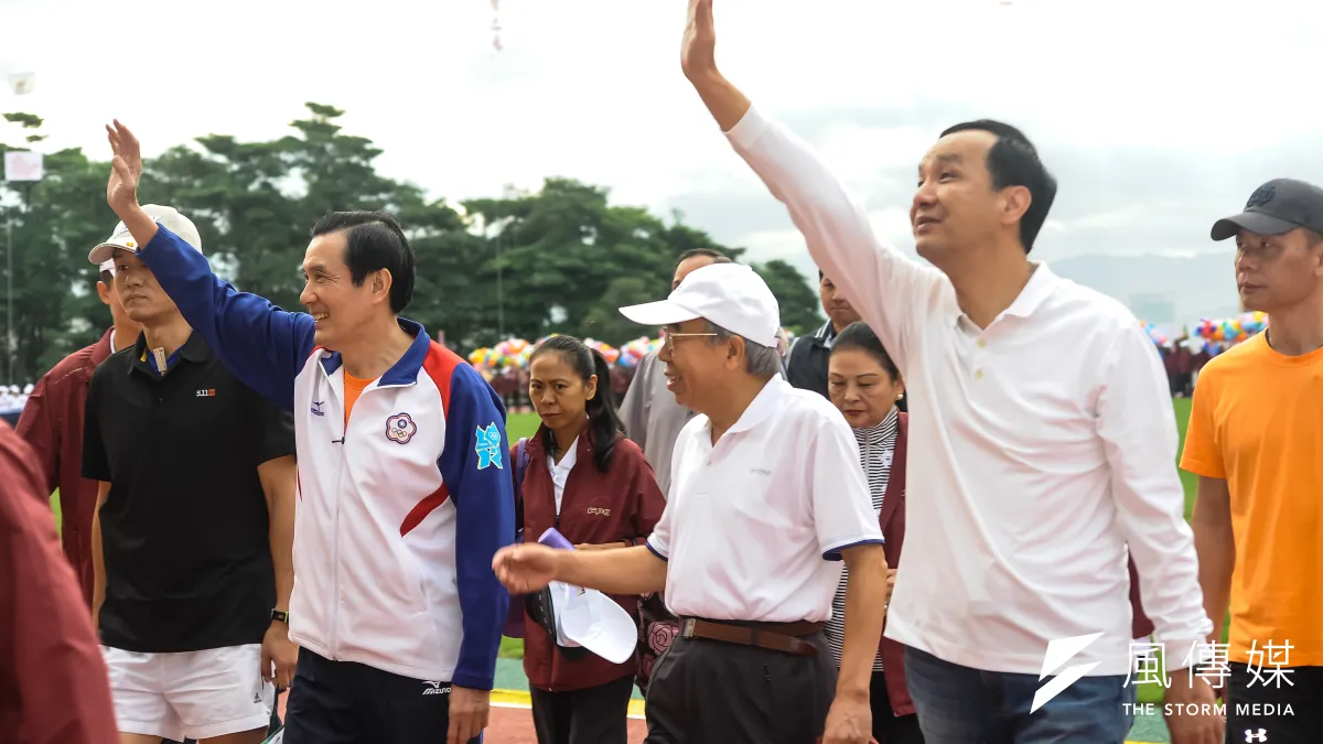 台塑集團第34屆運動大會,馬英九(左起)、台塑總裁王文淵與新北市長朱立倫一同入場。(甘岱民攝)