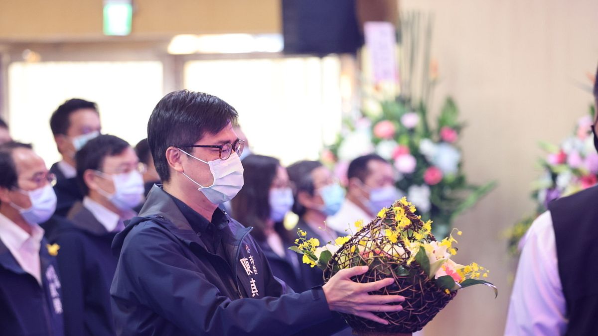 高雄市城中城大樓大火案導致46人喪命,22日舉行罹難者聯合公祭,高雄市長陳其邁到場弔唁。(高雄市政府提供) 高雄市城中城大樓大火案導致46人喪命,22日舉行罹難者聯合公祭,高雄市長陳其邁到場弔唁。(高雄市政府提供)