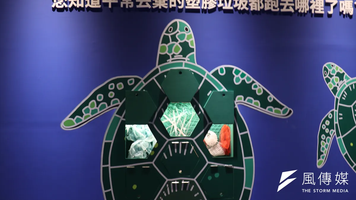 寶熊漁具公司特別設立寶熊漁樂碼頭,透過現場到覽跟體驗,推動害洋教育,並且以模型讓參觀的民眾看到現在留存在海龜肚子裡的食物,幾乎都是塑膠製品、(圖/王秀禾攝)