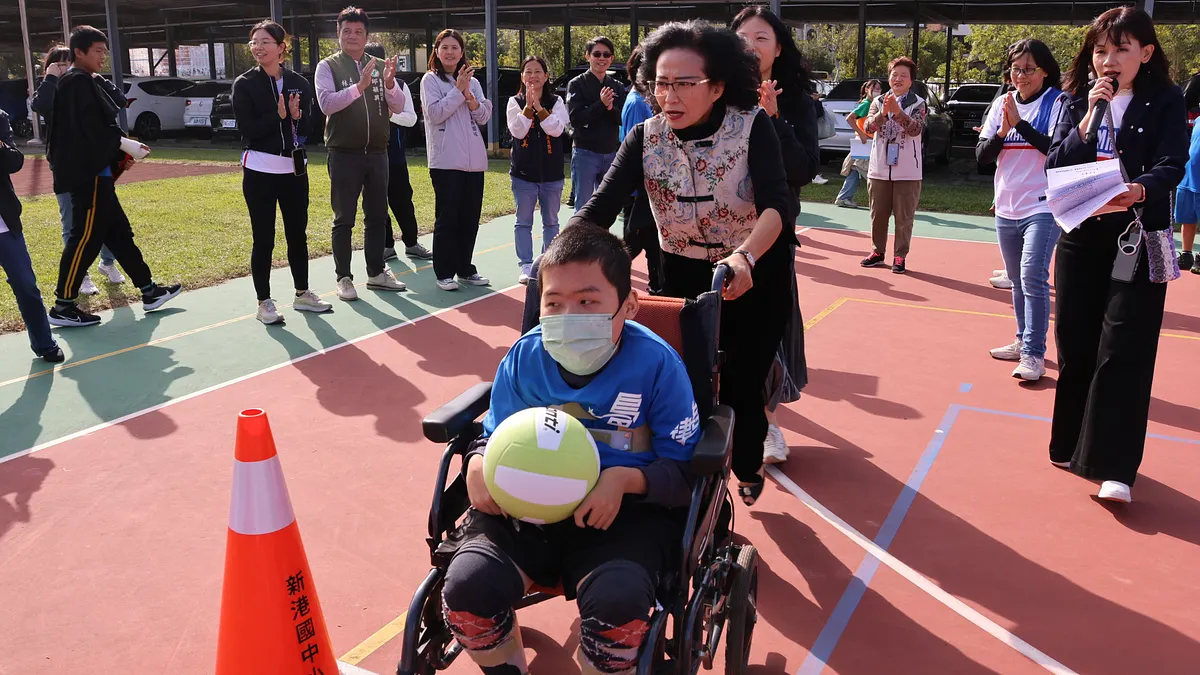 苗栗縣副縣長邱俐俐與學生體驗籃球運動。(圖/苗栗縣政府) 苗栗縣副縣長邱俐俐與學生體驗籃球運動。(圖/苗栗縣政府)