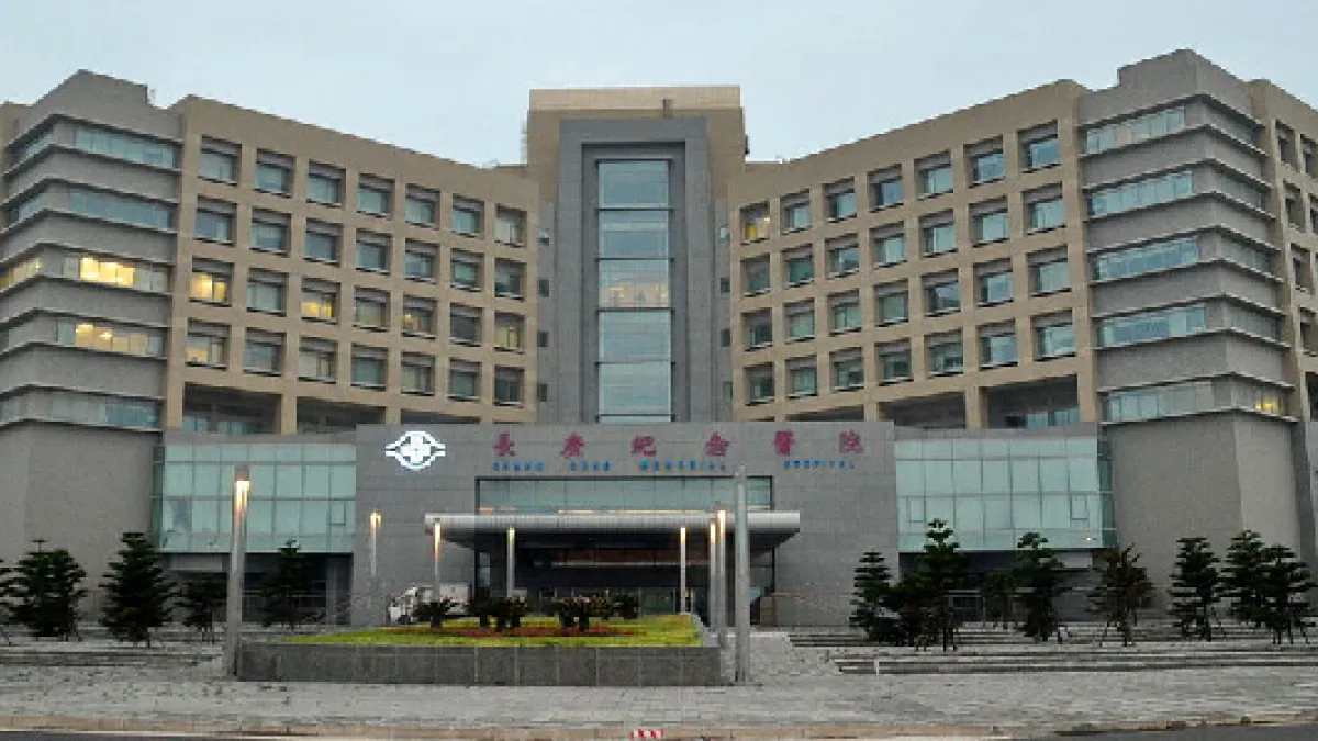不少長庚醫師以匿名方式留言:「我們很多人也想組工會,只是沒有人帶頭。」圖為林口長庚醫院。(資料照,取自Wikipedia)