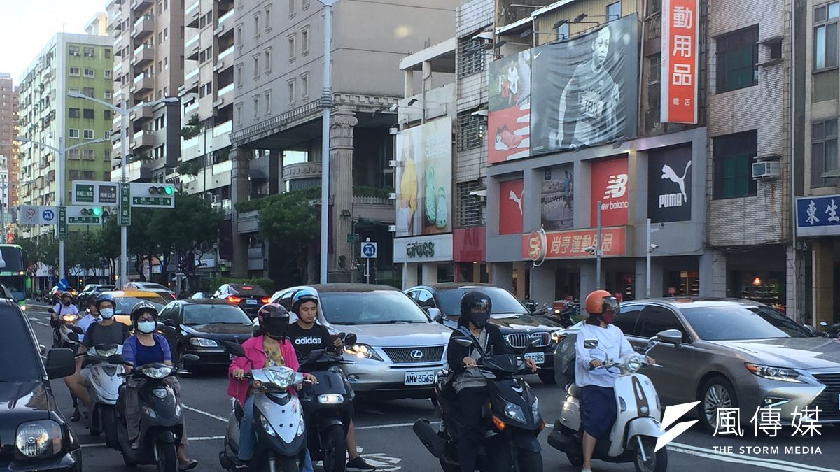 機車貨物稅近期引發爭議,外界質疑課稅太重,民眾難負擔,財政部次長李慶華今天鬆口,針對首購族適度降稅,允諾將會與相關部會研議。(圖/徐炳文攝) 機車貨物稅近期引發爭議,外界質疑課稅太重,民眾難負擔,財政部次長李慶華今天鬆口,針對首購族適度降稅,允諾將會與相關部會研議。(圖/徐炳文攝)