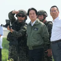 外媒報導,若民進黨若在2028年連續第四次執政,中共武統機率恐大增。圖為總統賴清德、國防部長顧立雄、國安會秘書長吳釗燮聽取官兵講解任務的情形。(劉偉宏攝) 外媒報導,若民進黨若在2028年連續第四次執政,中共武統機率恐大增。圖為總統賴清德、國防部長顧立雄、國安會秘書長吳釗燮聽取官兵講解任務的情形。(劉偉宏攝)