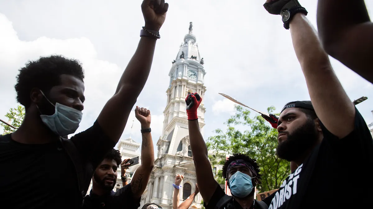佛洛伊德案:全美反種族主義示威,費城民眾示威。(AP)