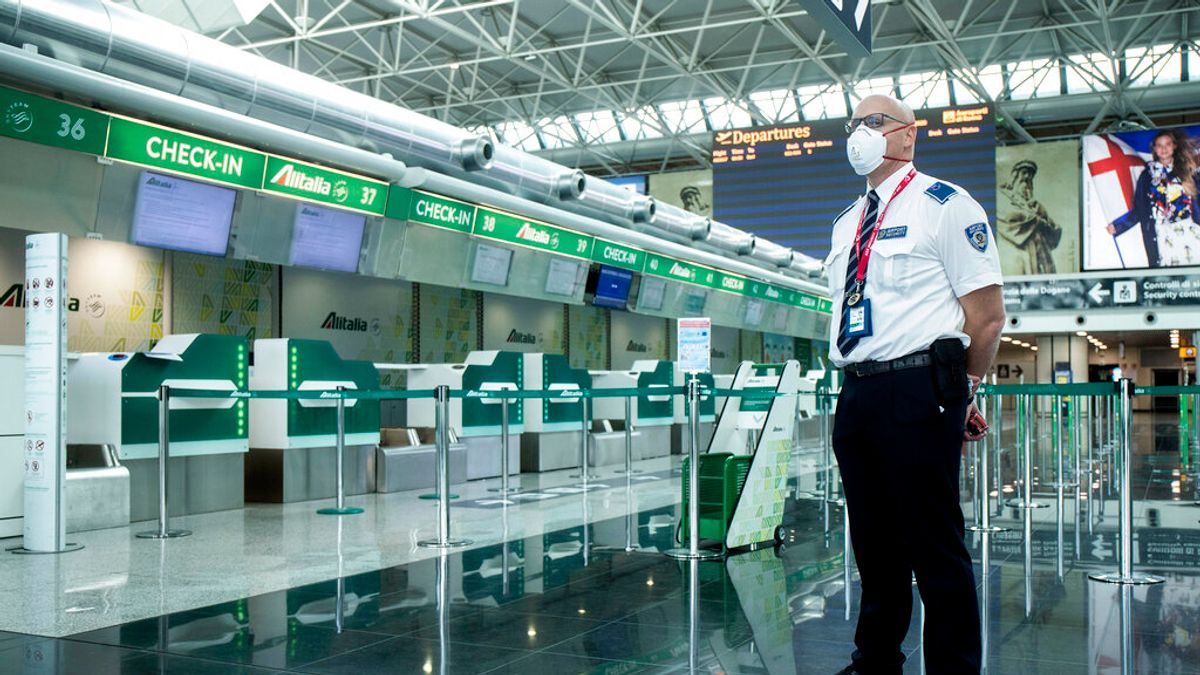 由於疫情使得運量大幅減少,義大利的羅馬-菲烏米奇諾「李奧納多·達文西」機場的第一航廈已暫時關閉。(美聯社) 由於疫情使得運量大幅減少,義大利的羅馬-菲烏米奇諾「李奧納多·達文西」機場的第一航廈已暫時關閉。(美聯社)