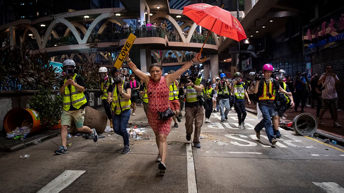 香港返送中震撼全球,中聯辦最近宣稱對香港有監督權。圖為2020世界新聞攝影大賽,法新社記者Nicolas Asfouri所攝的香港反送中運動獲得「綜合新聞類-系列」一等獎。(AP) 香港返送中震撼全球,中聯辦最近宣稱對香港有監督權。圖為2020世界新聞攝影大賽,法新社記者Nicolas Asfouri所攝的香港反送中運動獲得「綜合新聞類-系列」一等獎。(AP)