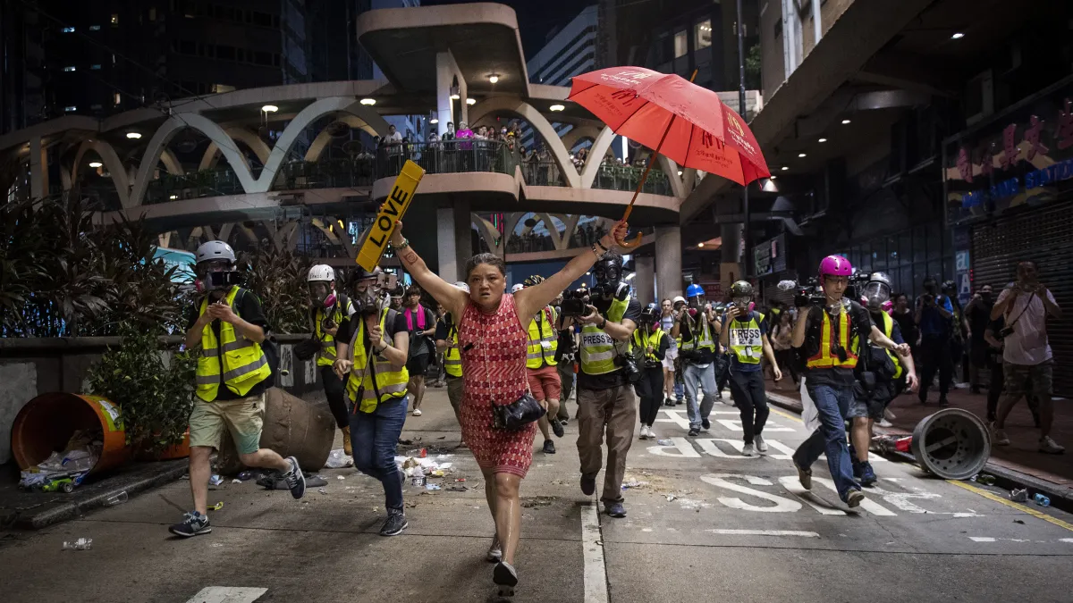香港返送中震撼全球,中聯辦最近宣稱對香港有監督權。圖為2020世界新聞攝影大賽,法新社記者Nicolas Asfouri所攝的香港反送中運動獲得「綜合新聞類-系列」一等獎。(AP)