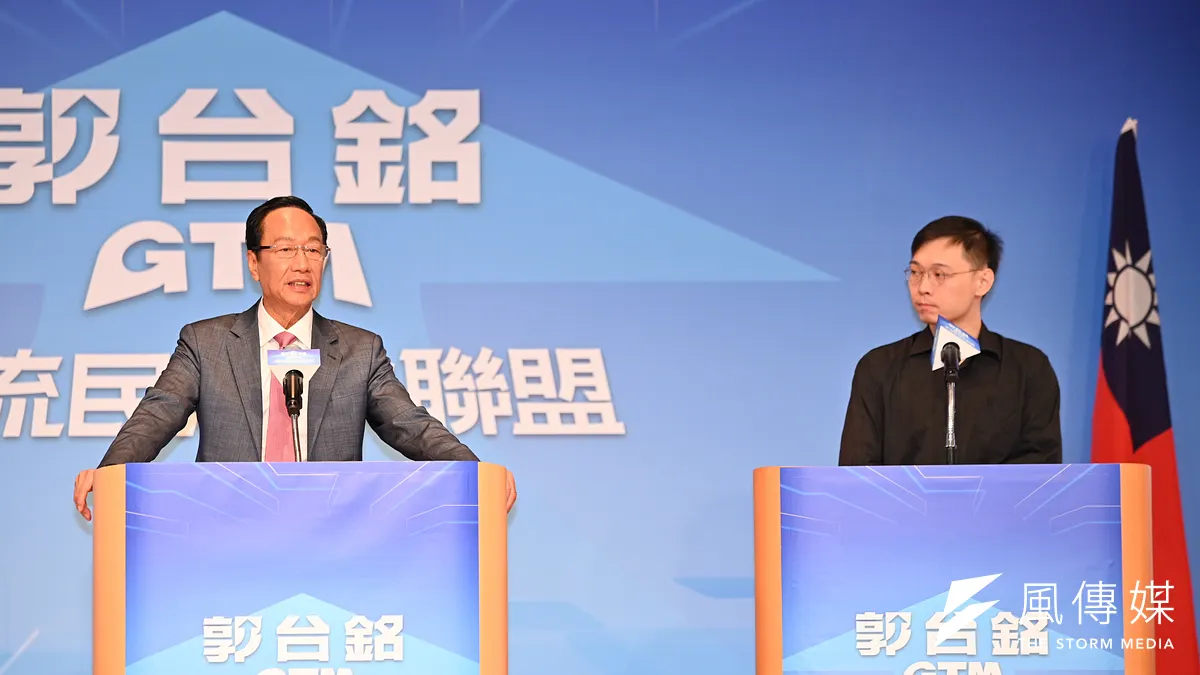 2023年8月28日,鴻海集團創辦人郭台銘(左)宣布投入2024總統大選,右為其發言人與連署總顧問黃士修。(資料照,陳昱凱攝)