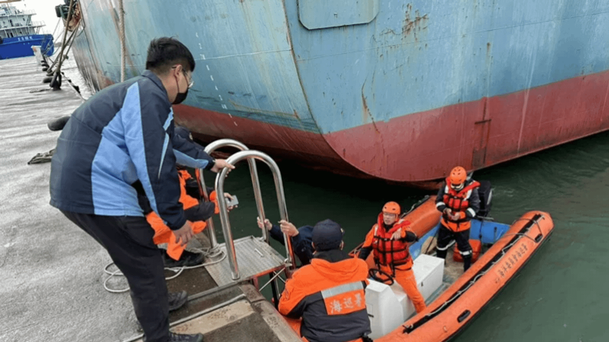 高科大17日發生學生上獨木舟課翻船落海。(圖/翻攝畫面) 高科大17日發生學生上獨木舟課翻船落海。(圖/翻攝畫面)