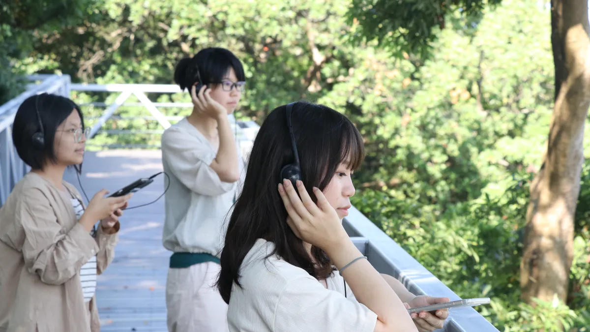 「山線」秘境體驗除走訪風景優美的觀音山步道,還能一探傳奇人物「廖添丁」躲藏日警追捕的洞穴,透過「聲音旅伴」的引導,在視覺與聽覺虛實交錯中,產生穿越時空美妙感受!(圖/新北市十三行博物館提供)