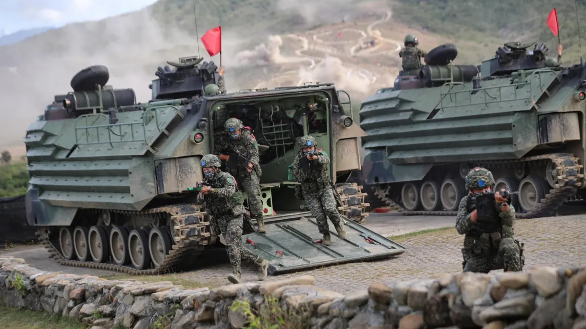 海軍陸戰隊的AAV7兩棲突擊車,是執行登陸作戰或循水路應援特定目標的重要載具,軍方近期針對全台多座可能被共軍選為登陸場的灘岸,進行兩棲登陸實兵演練。(資料照,取自國防部發言人臉書)