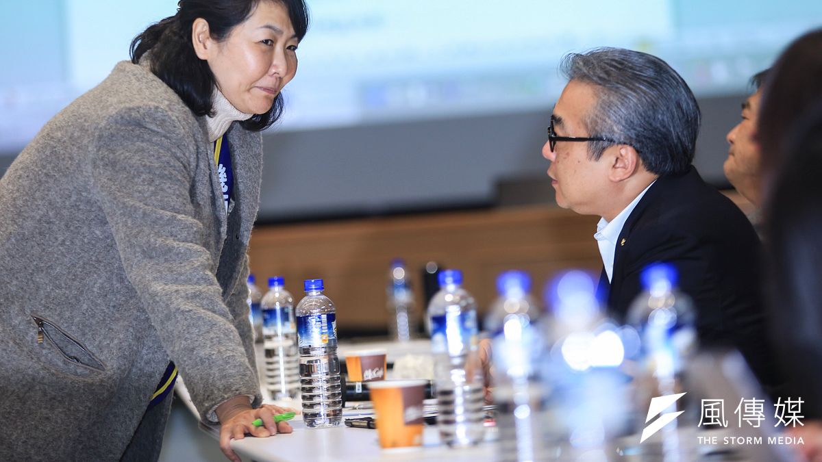 20190213-華航機師工會常務理事陳蓓蓓(左)13日出席華航勞資協商會後記者會。(簡必丞攝) 20190213-華航機師工會常務理事陳蓓蓓(左)13日出席華航勞資協商會後記者會。(簡必丞攝)