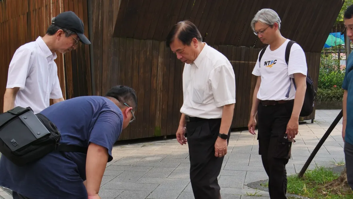 交通局長鍾鳴時昨(10)日下午前往視察,也提醒遊客使用停車場廁所時,保持良好習慣。(圖/新北市交通局提供)