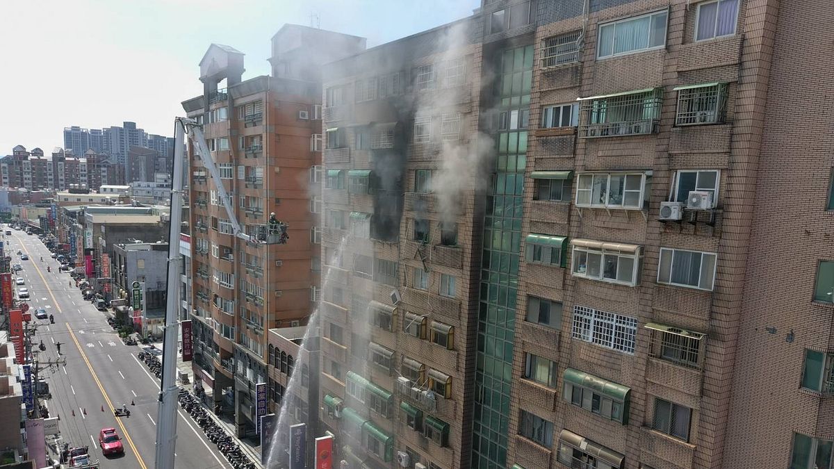 竹北市中正東路215號傳出氣爆火警案件,9至11樓有冒煙情形,消防人員已到達現場逐層搜索中,目前火勢已撲滅,無人員受傷。(圖/新竹縣政府提供) 竹北市中正東路215號傳出氣爆火警案件,9至11樓有冒煙情形,消防人員已到達現場逐層搜索中,目前火勢已撲滅,無人員受傷。(圖/新竹縣政府提供)