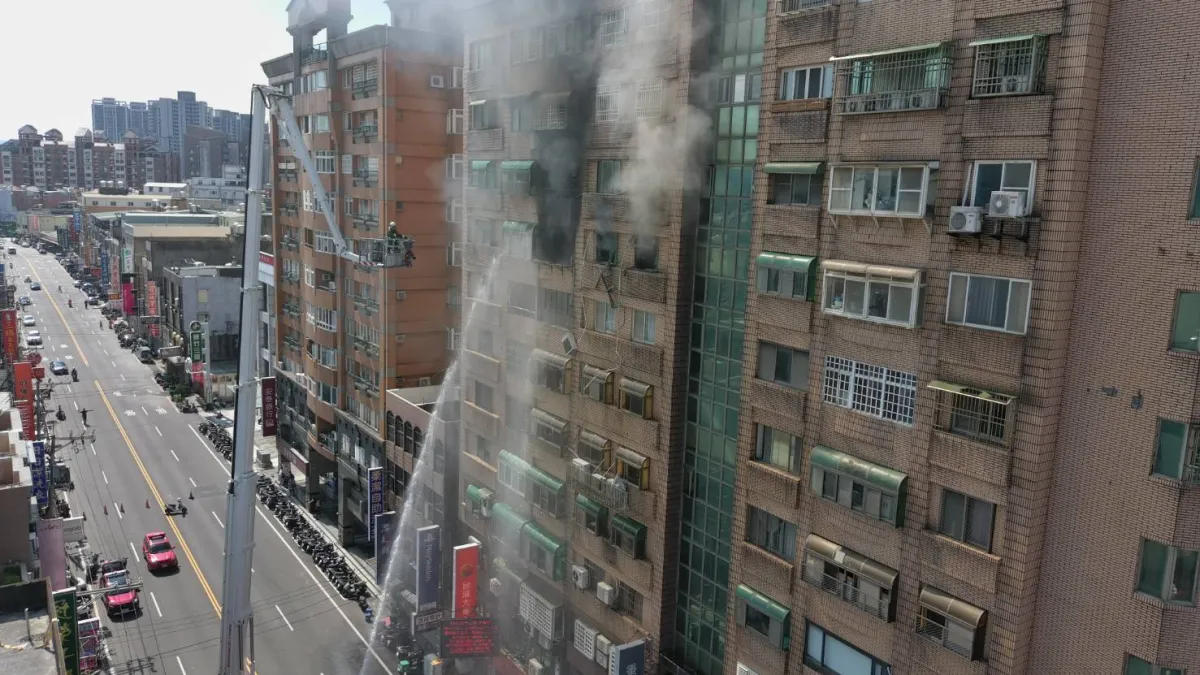 竹北市中正東路215號傳出氣爆火警案件,9至11樓有冒煙情形,消防人員已到達現場逐層搜索中。(資料照,圖/新竹縣政府提供)