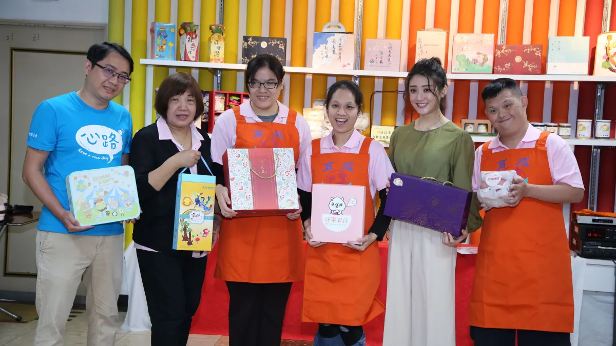 音樂才女林逸欣(右二)受《保庇新北市》封面之邀,與蘆洲集賢庇護工場夥伴們,一起動手調食材、包裝年節禮盒,並現場小提琴演奏《你會怎麼記得我》,希望透過庇護工場美食、農產品、手作餅乾的美妙滋味,讓對方永遠記得送禮者滿滿的愛。 (圖/新北市民政局提供)