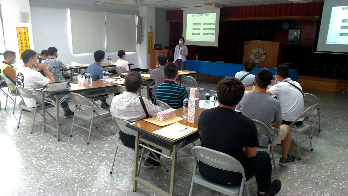 為協助退除役官兵及眷屬順利就業,14日下午臺中市榮民服務處邀請永大機電工業股份有限公司在臺中辦公室3樓會議室辦理單一徵才活動。(圖/臺中市榮民服務處提供) 為協助退除役官兵及眷屬順利就業,14日下午臺中市榮民服務處邀請永大機電工業股份有限公司在臺中辦公室3樓會議室辦理單一徵才活動。(圖/臺中市榮民服務處提供)