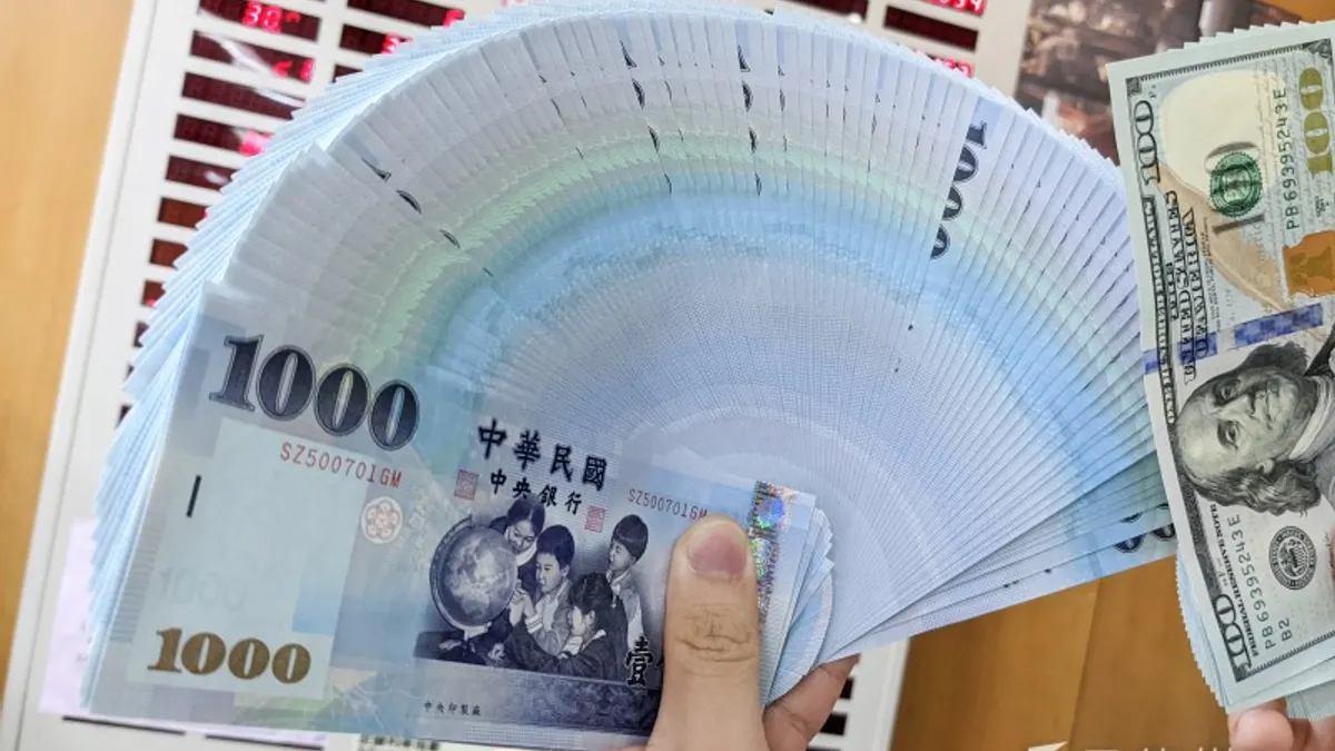 楊金龍氏は、現在1枚の新台湾ドル紙幣の印刷コストが約3.5元であり、改版後は原材料の価格上昇と偽造防止の強化により、コストが約5元になると指摘。「今改版しなければ、将来的にコストがさらに高くなる」と強調し、今回の改版は「毎年予算を組む」計画で、117年から毎年50億元を編成して淘汰計画を推進すると述べた。(写真/顏麟宇撮影) 楊金龍氏は、現在1枚の新台湾ドル紙幣の印刷コストが約3.5元であり、改版後は原材料の価格上昇と偽造防止の強化により、コストが約5元になると指摘。「今改版しなければ、将来的にコストがさらに高くなる」と強調し、今回の改版は「毎年予算を組む」計画で、117年から毎年50億元を編成して淘汰計画を推進すると述べた。(写真/顏麟宇撮影)