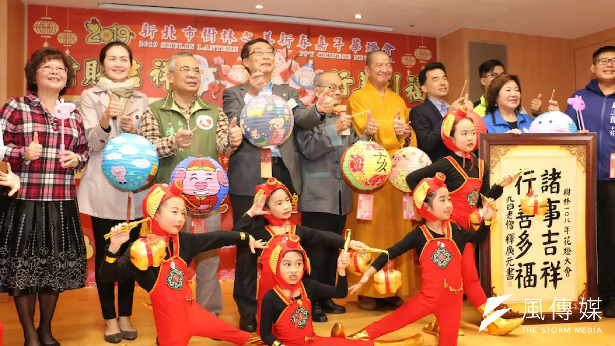 樹林區長陳奇正(左四)與出席樹林之美新春嘉年華燈會記者會活動貴賓及參加表演活動的小朋友合影留念。(圖/李梅瑛攝)