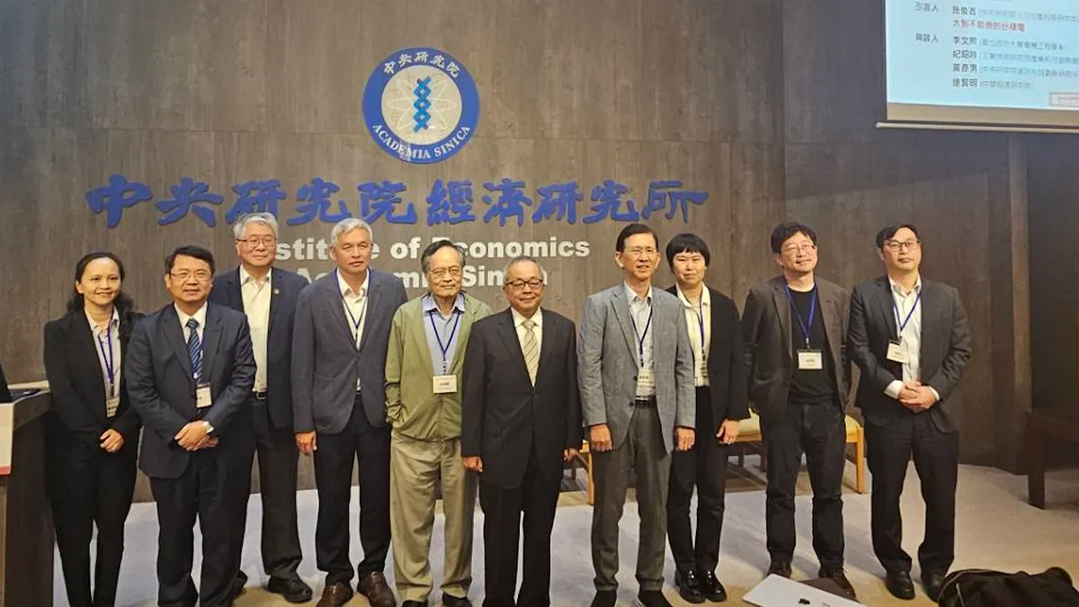 中央研究院經濟研究所今(10日)舉辦「2025總體經濟計量模型研討會」,主題為「地緣政治與晶片戰略」,前數發部長黃彥男等重量級專家出席。(王秋燕攝) 中央研究院經濟研究所今(10日)舉辦「2025總體經濟計量模型研討會」,主題為「地緣政治與晶片戰略」,前數發部長黃彥男等重量級專家出席。(王秋燕攝)