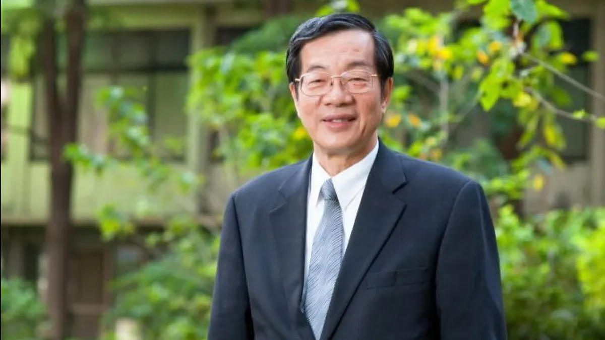黃榮村於民國89年出任行政院政務委員,全職負責九二一震災災後重建工作。(圖/取自維基百科)