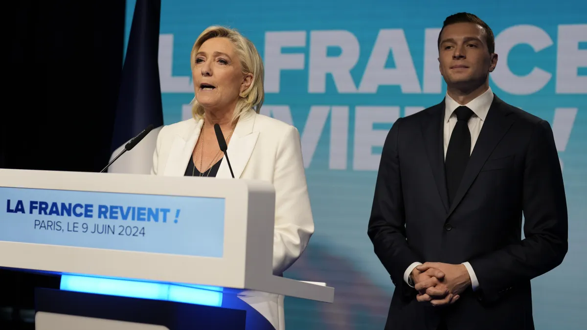 2024年6月9日,法國極右翼領導人勒潘(Marine Le Pen)與國民聯盟主席巴爾德拉(Jordan Bardella)發表演講。(美聯社)