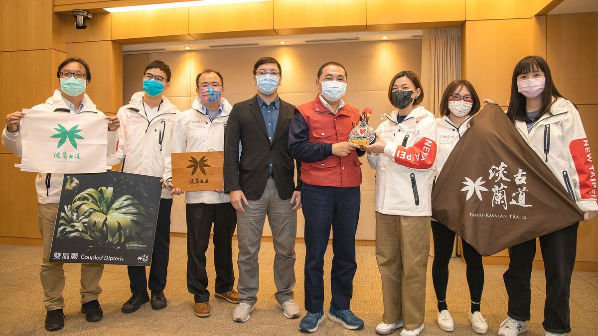 淡蘭古道百年之美躍上國際,今(9)日市政會議獻獎市長侯友宜,將卓越榮耀獻給市長侯友宜。(圖/新北市觀旅局提供) 淡蘭古道百年之美躍上國際,今(9)日市政會議獻獎市長侯友宜,將卓越榮耀獻給市長侯友宜。(圖/新北市觀旅局提供)