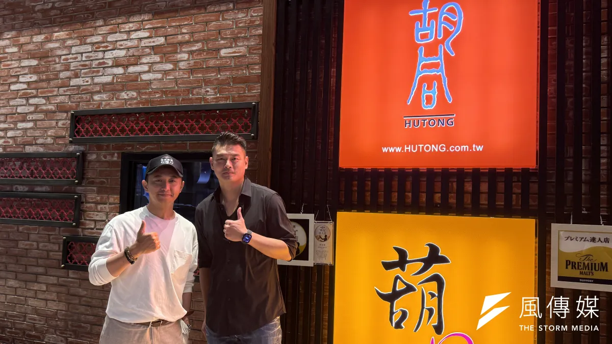 橘焱胡同集團董事長吳念忠(右)、橘焱胡同集團總經理楊哲瑋(左)表示,開丼街邊店預計於2026年下半年在洛杉磯開幕。(劉芯衣攝)