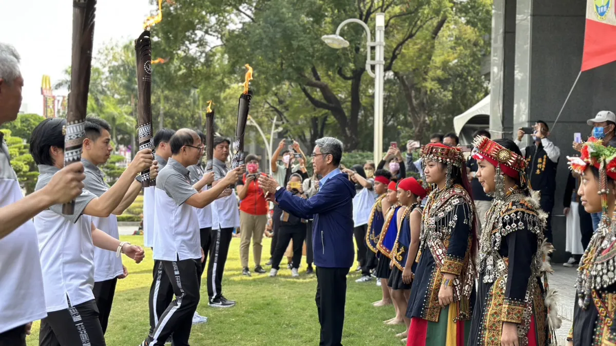 屏東縣政府16日舉行授旗儀式,由原住民處處長顏成仁代表受旗。(圖/屏東縣政府原住民處提供)